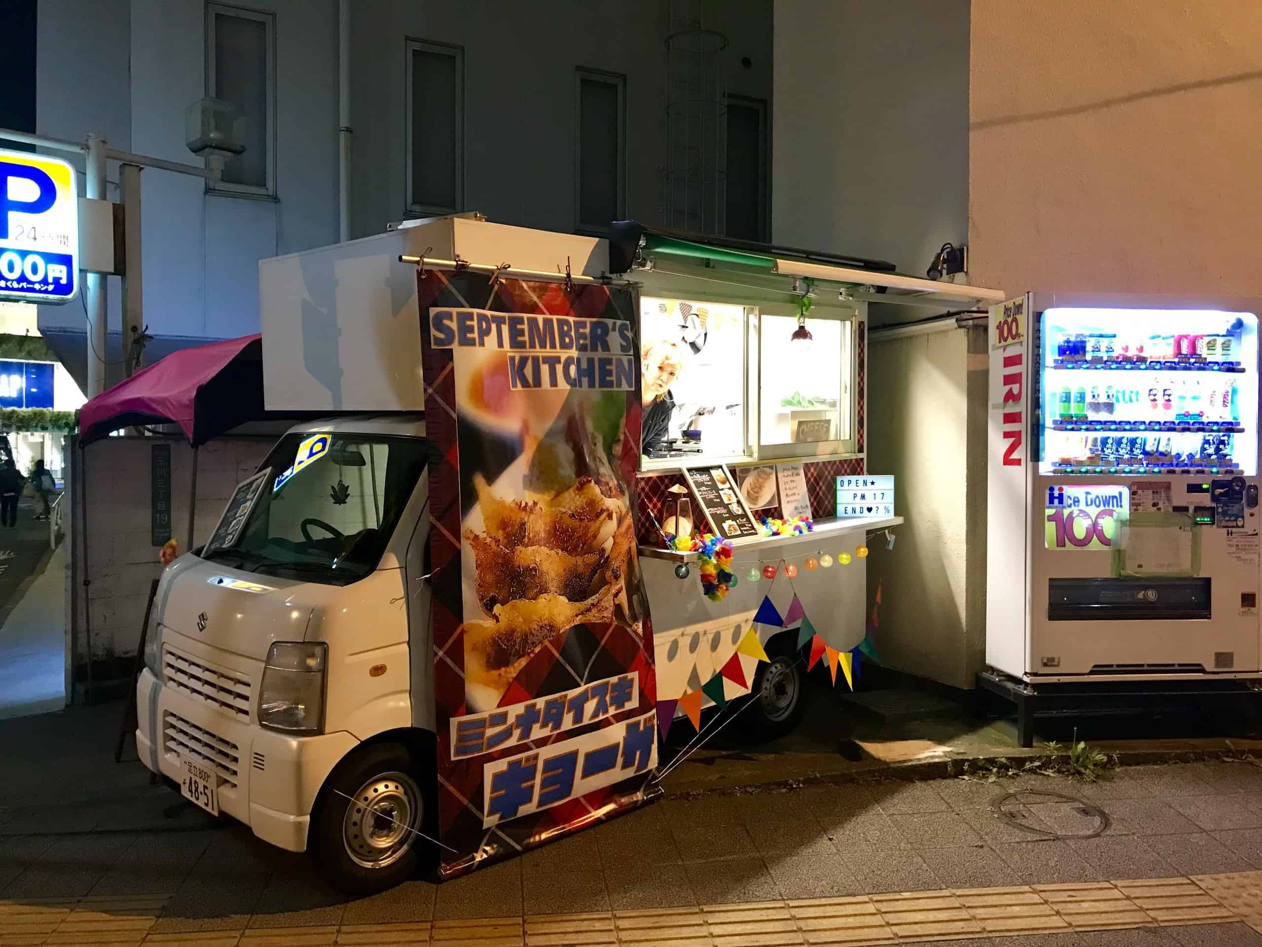 ビルの駐車場にフードトラック屋台「セプテンバー」餃子や日替わりメニュー - futakoloco